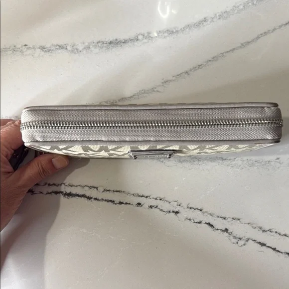 Michael Kors Jet Set Travel Continental Light Grey Logo Wristlet - Picture 9 of 12